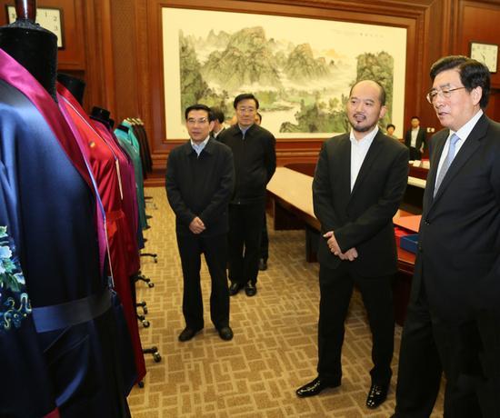 市领导视察APEC领导人服装制作