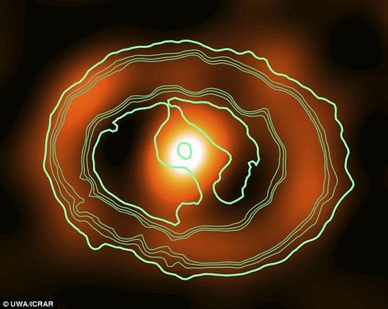 科学家对临近矮星系中的一颗死亡恒星留下的残骸进行了观测分析。此处图像所示为这一超新星遗迹的内侧碎屑轮廓,由哈勃空间望远镜拍摄(绿色/蓝色),图像上方叠加由ALMA望远镜阵列在345 GHz波段获取的图像(红色/橘色)。