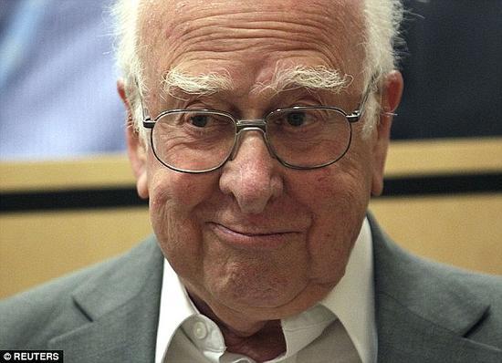 20世纪60年代,英国物理学家彼得·希格斯(Peter Higgs)博士将希格斯玻色子理论推进了一大步。这种粒子被描述为标准模型中“缺失的一块”。