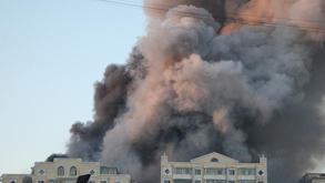 起火现场浓烟滚滚