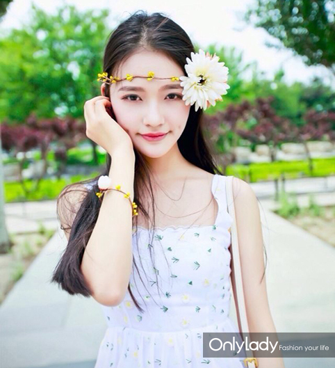 新晋星女郎林允方才18 小小年纪也有护肤之道