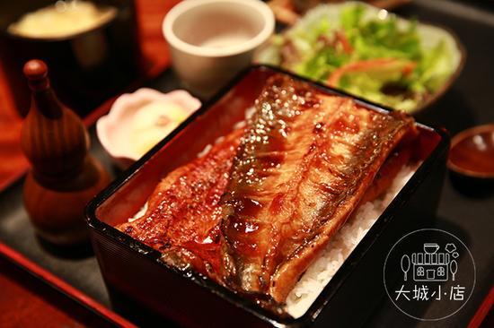 鳗鱼饭的午餐定食,整整一条鳗鱼,静静地躺在漆盒之中