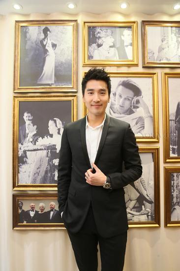 赵又廷佩戴BVLGARI宝格丽OCTO系列腕表搭配一身帅气西装一展成熟魅力
