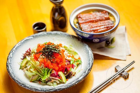 飞鱼籽沙拉的出品份量饱满,还有秋葵、牛油果以及各种层次的沙拉酱的配搭