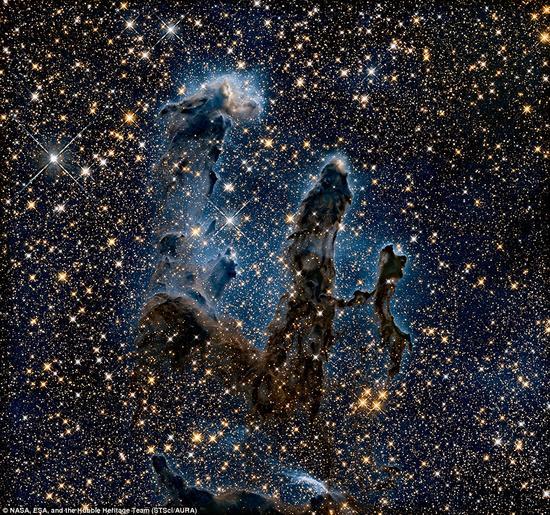 在哈勃望远镜拍摄的红外照片中,创世之柱在背景中的恒星映衬下呈现出诡异纤细的轮廓。造成这种视觉效果的原因在于除了创世之柱最密集的区域外,红外线穿透其他气体和尘埃。