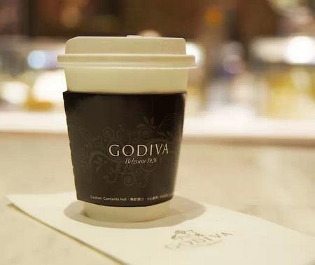 Godiva 全部饮品都采用外卖装,点完单可以继续逛街