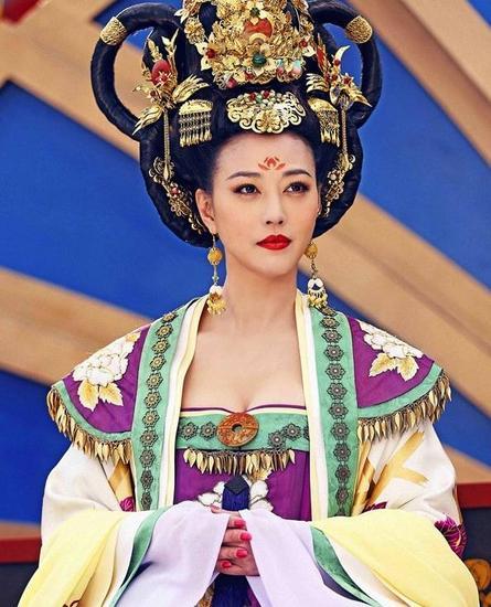 《武媚娘传奇》剧照,高饱和度的颜色为宫中嫔妃所喜爱,但衣服上过于夸张的印花有些失实