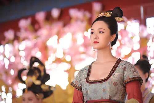《武媚娘传奇》剧照。方领样式的衣衫
