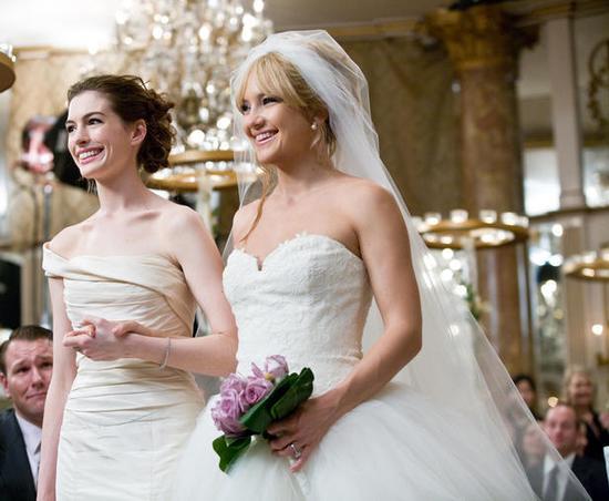 《结婚大作战》中的Anne Hathaway 和Kate Hudson