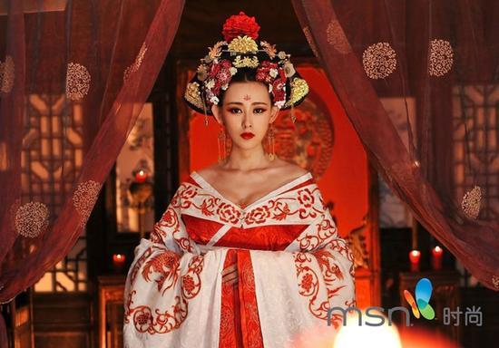 杏核眼、小V脸、尖下巴