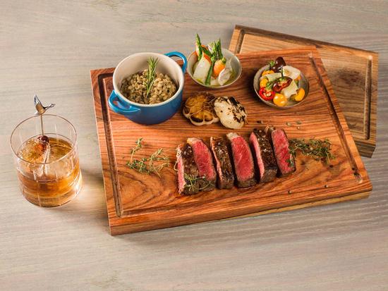 牛排与 Grey Goose Perfect 20 鸡尾酒