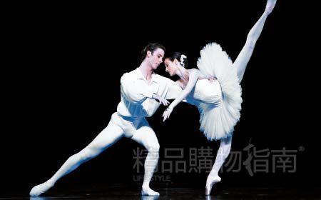 《白色组曲》这一经典芭蕾舞剧目最初是为巴黎歌剧院芭蕾舞团创作的。
