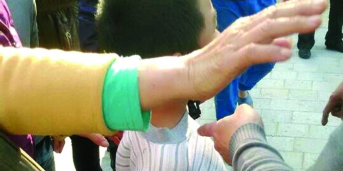 菜地里偷西红柿 7岁男孩被菜农反绑木桩示众