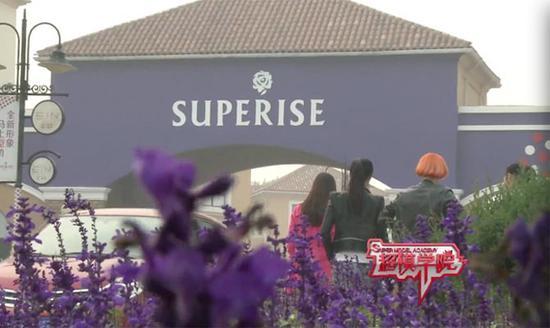 图为导师于娜带组员们逛街购物