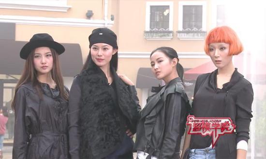 图为导师于娜和组员们