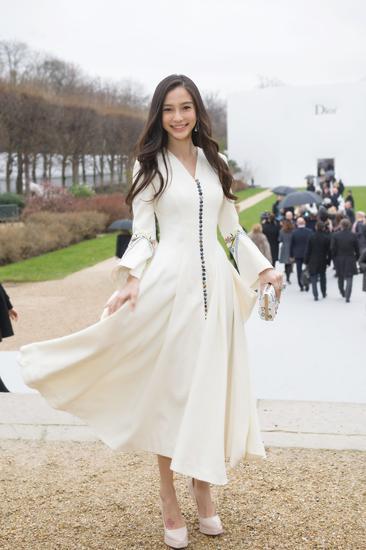 著名女星Angelababy (杨颖)在迪奥秀场门口留影