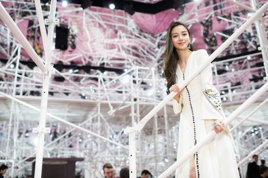 著名女星Angelababy (杨颖)在迪奥二零一五高订发布秀现场留下美丽倩影