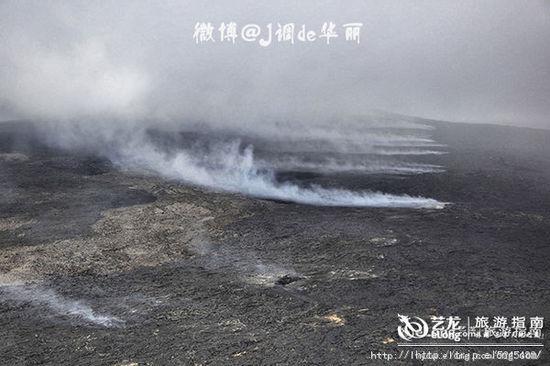 乘坐直升飞机俯瞰活火山