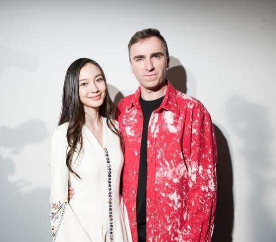 著名女星Angelababy(杨颖) 与迪奥创意总监拉夫·西蒙(Raf Simons)合影