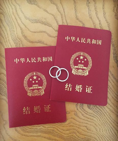 吴奇隆微博晒出结婚证及婚戒