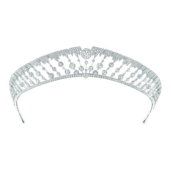 昆凌英国大婚佩戴的钻石头饰来自Chaumet