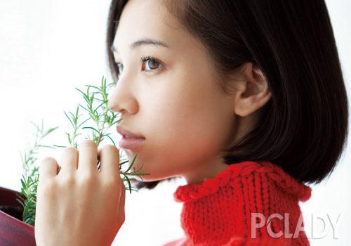 水原希子会选择专业祛黑眼圈的眼霜