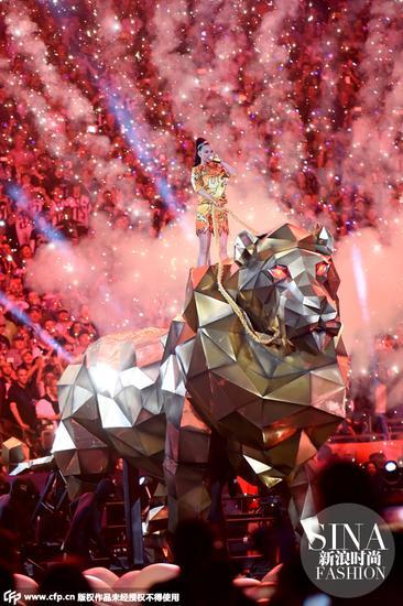 一曲《Roar》热烈开场