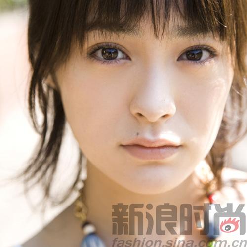 日本女星鸭唇装可爱-贯地谷