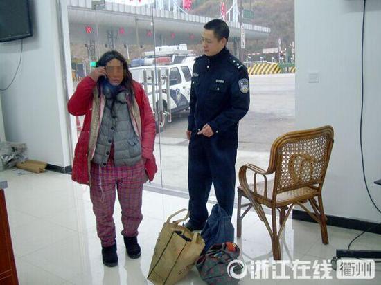 1月30日,衢州高速交警发现了徒步走在高速枫岭关卡口的汪女士