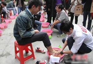 广州一IT公司老总带领高管为员工洗脚