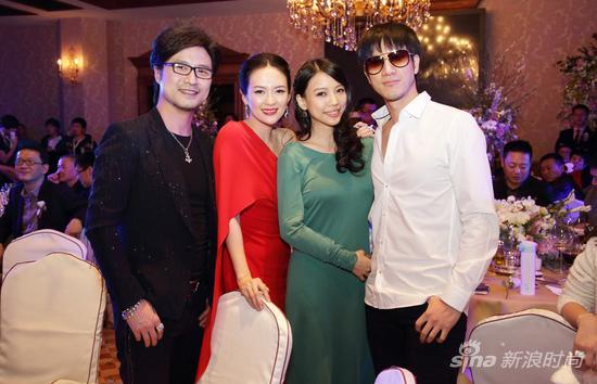 王力宏夫妇是到场的亲友团之一