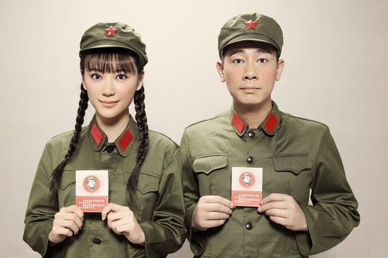 两人逗趣结婚照
