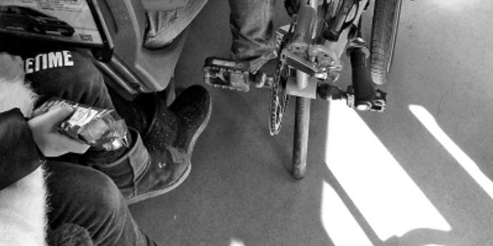 郑州代驾司机带折叠自行车乘公交遭拒不满