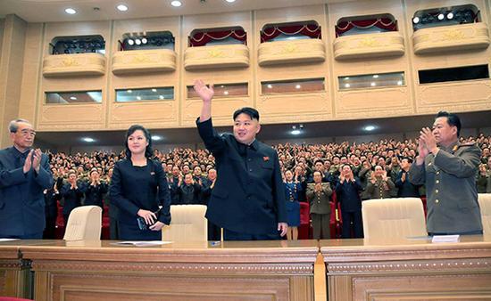 金正恩挥手致意