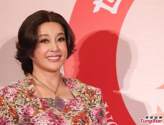 刘晓庆肌肤显松弛