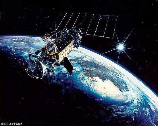 一枚美国空军的卫星在距地面500英里的高空发生爆炸。未知原因使这枚DMSP-F13卫星的温度急剧升高,最后发生爆炸。上图是DMSP系列卫星中的一枚。这次爆炸使地球轨道上又增加了43枚太空残片。
