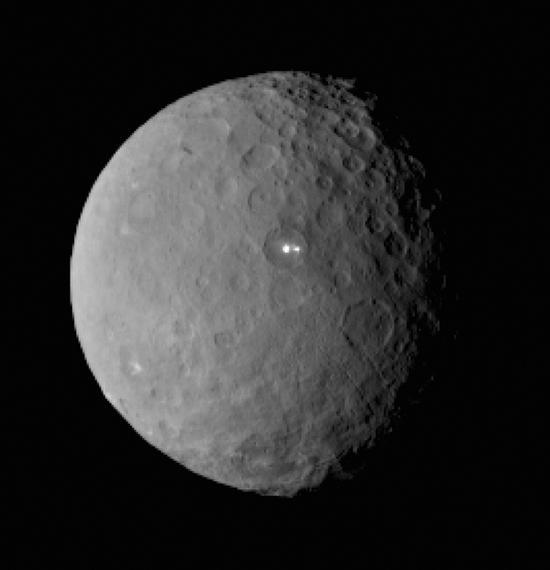 黎明号飞船在2月19日拍摄的谷神星图像,拍摄时距离约4.6万公里。可以看到谷神星的地表遍布陨石坑,还有几处神秘的亮点。