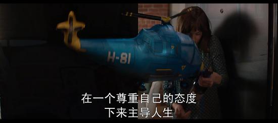 将香槟系在飞机氢气球上当做惊喜