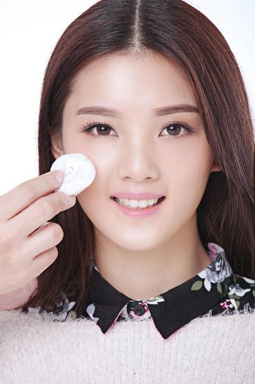 Step3:定妆是最关键的一步选择高保湿的定妆粉