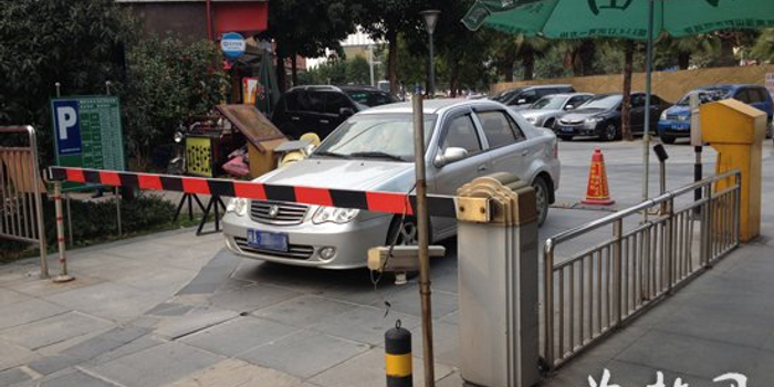 福州:业主不满停车费收取标准 车堵小区入口9