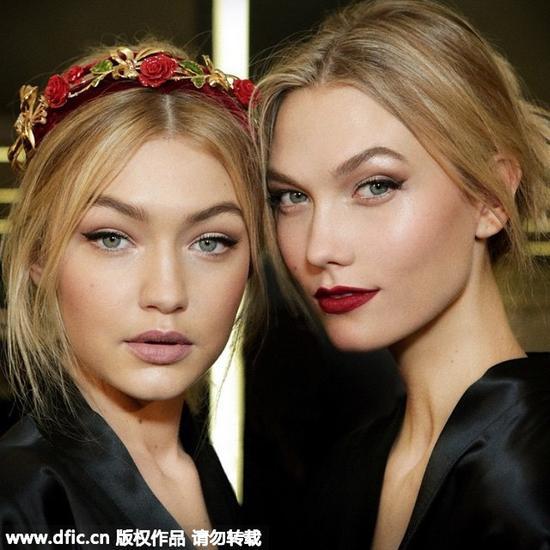 卡莉-克劳斯Instagram上传Dolce & Gabbana后台照