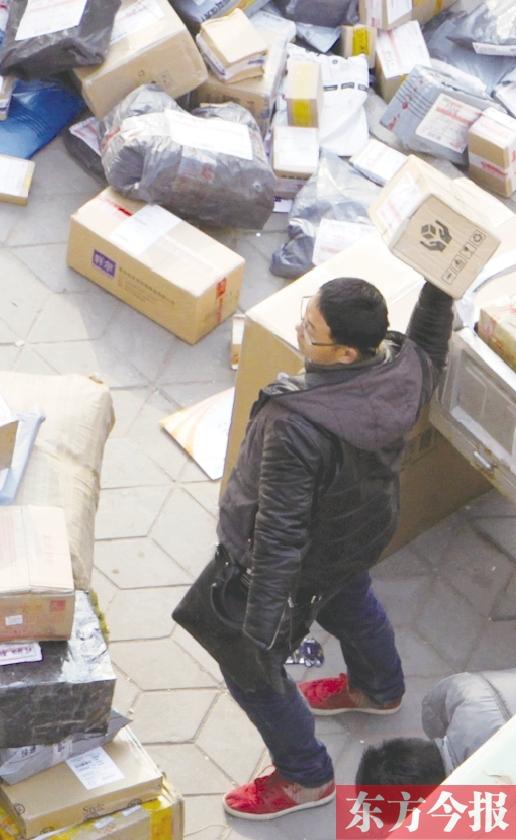 3月6日,记者拍摄到的野蛮装卸的快递员