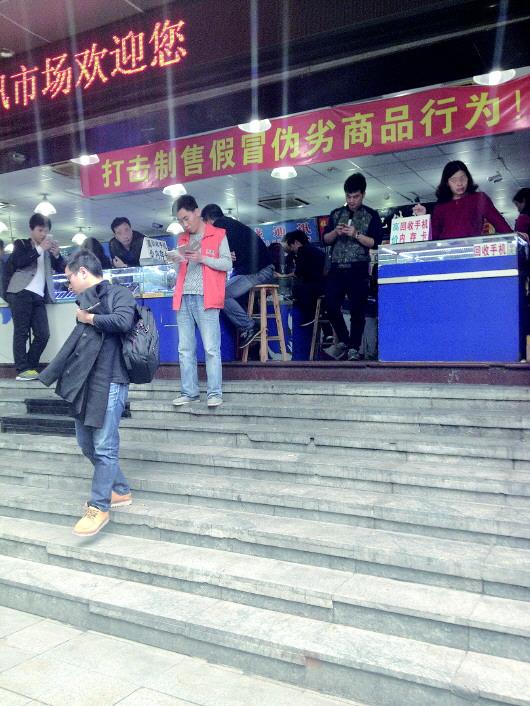 华强北一通讯城打着“打击制售假冒伪劣商品行为”的横幅,不过在华强北,售卖仿制、翻新手机并非秘密