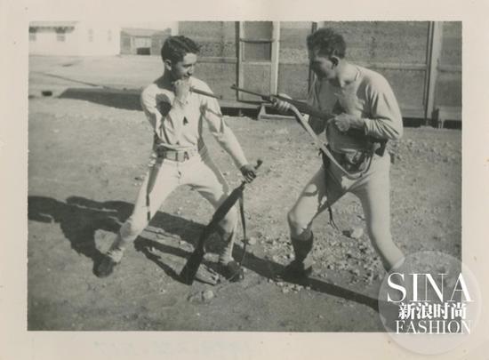 1945年,两位穿着秋裤的士兵