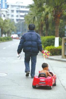 拉吉儿和爸爸去广场玩。
