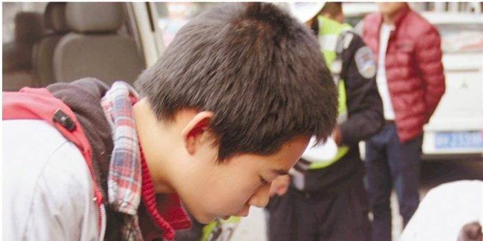 衢州车祸现场00后学生带头救人 写下日记:人人