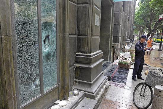 今晨,警员在本色酒吧门前调查取证 羊城晚报记者 郑迅 摄