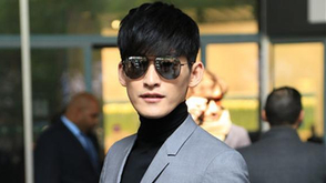 “冷爷”张翰街拍秀长腿