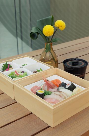 主厨武田隆行每天根据当天能够入手的最佳鱼鲜和蔬菜,来搭配料理当天的便当