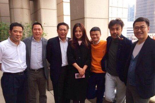 马云与赵薇等明星合影